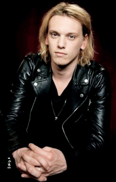 Jamie Campbell Bower Fotoğrafı
