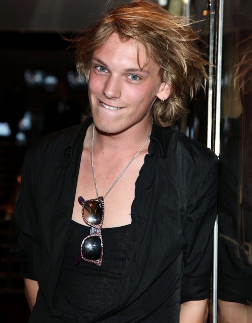 Jamie Campbell Bower Fotoğrafı