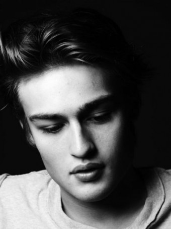 Douglas Booth Fotoğrafı