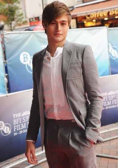 Douglas Booth Fotoğrafı