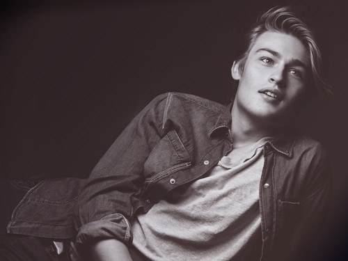 Douglas Booth Fotoğrafı