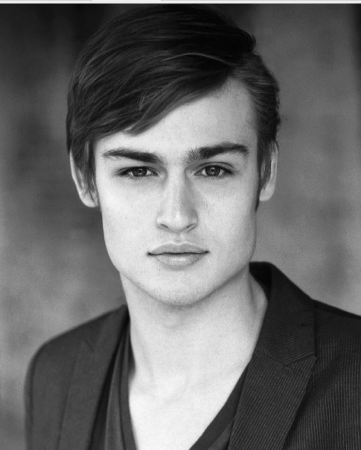 Douglas Booth Fotoğrafı