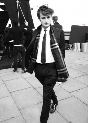 Douglas Booth Fotoğrafı