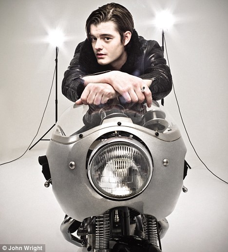 Sam Riley Fotoğrafı