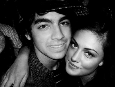 Phoebe Tonkin Fotoğrafı