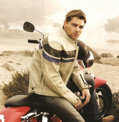 Mike Vogel fotoğrafı