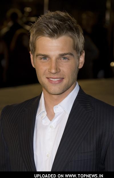 Mike Vogel Fotoğrafı