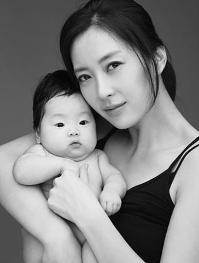 Song Yoon-ah fotoğrafı