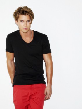 Drew Van Acker fotoğrafı