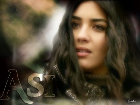 Tuba Büyüküstün Fotoğrafı