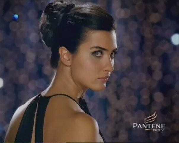 Tuba Büyüküstün Fotoğrafı