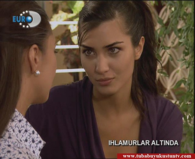 Tuba Büyüküstün Fotoğrafı