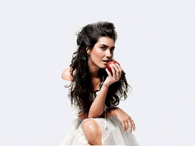 Tuba Büyüküstün Fotoğrafı