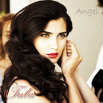 Tuba Büyüküstün Fotoğrafı