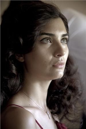 Tuba Büyüküstün Fotoğrafı