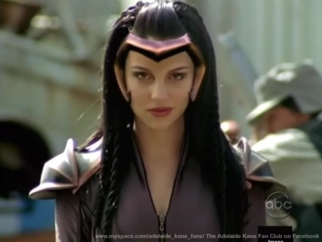 Adelaide Kane Fotoğrafı