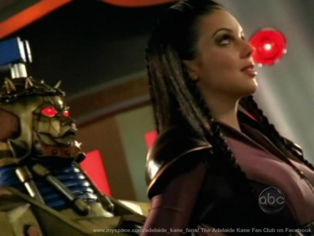 Adelaide Kane Fotoğrafı