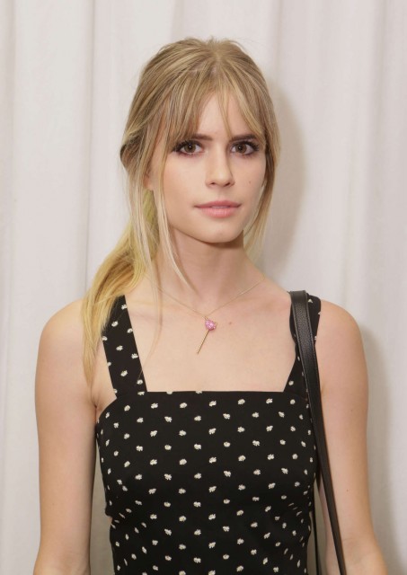 Carlson Young Fotoğrafı