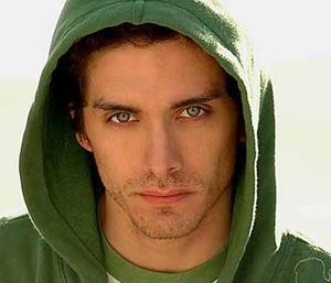 Josh Keaton fotoğrafı