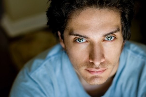 Josh Keaton fotoğrafı
