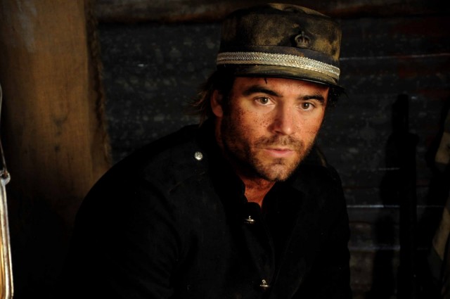 Dustin Clare Fotoğrafı