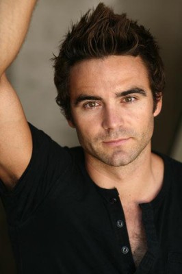 Dustin Clare Fotoğrafı