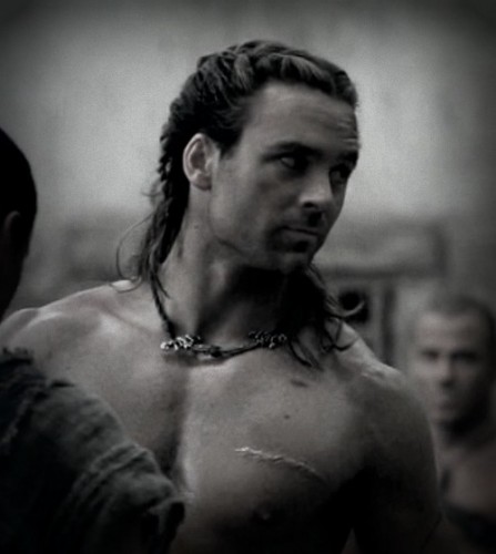 Dustin Clare Fotoğrafı