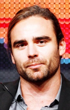 Dustin Clare Fotoğrafı