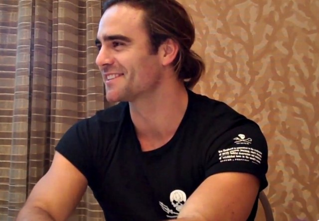 Dustin Clare Fotoğrafı