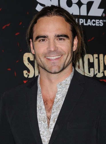 Dustin Clare Fotoğrafı