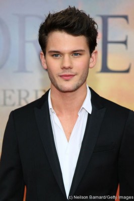Jeremy Irvine Fotoğrafı