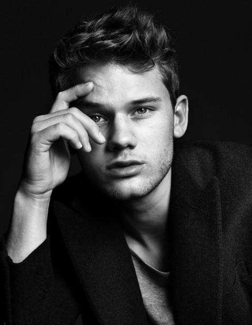 Jeremy Irvine Fotoğrafı