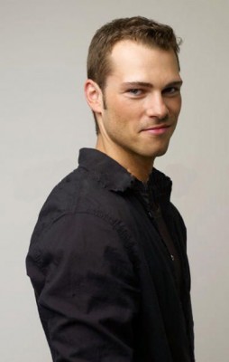 Shawn Roberts fotoğrafı