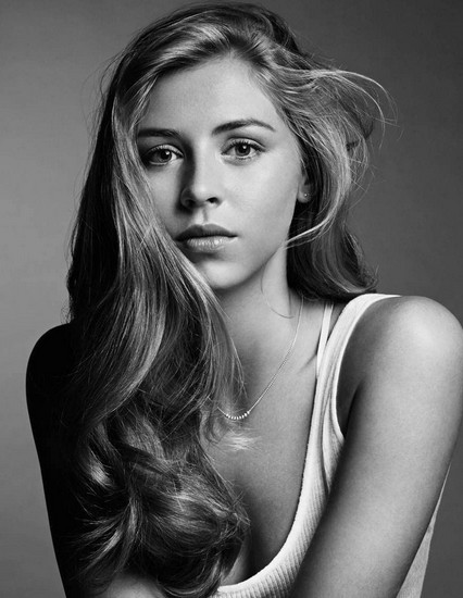 Hermione Corfield fotoğrafı