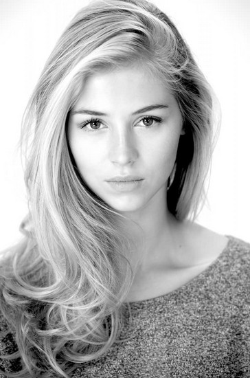 Hermione Corfield fotoğrafı