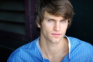 Keegan Allen Fotoğrafı
