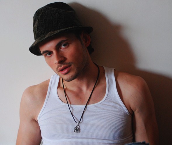 Adan Canto fotoğrafı