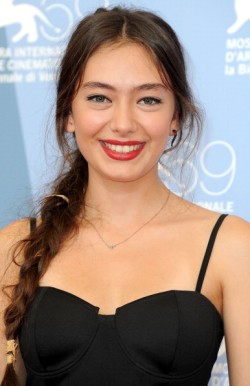 Neslihan Atagül Fotoğrafı