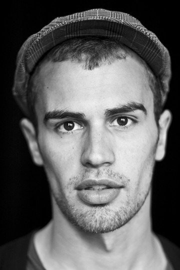 Theo James Fotoğrafı