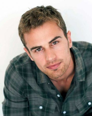 Theo James Fotoğrafı