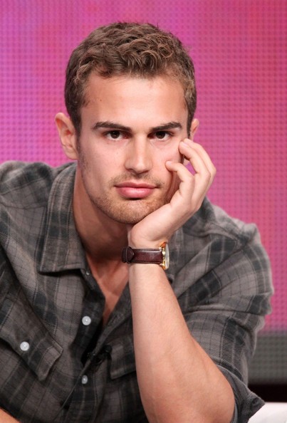 Theo James Fotoğrafı