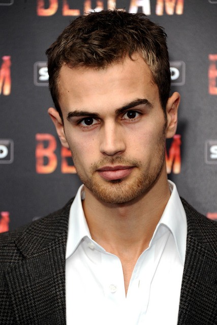 Theo James Fotoğrafı