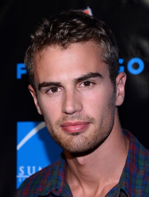 Theo James Fotoğrafı