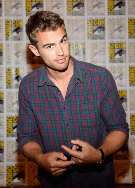 Theo James Fotoğrafı