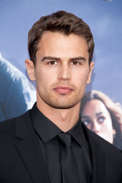 Theo James Fotoğrafı