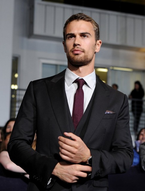 Theo James Fotoğrafı