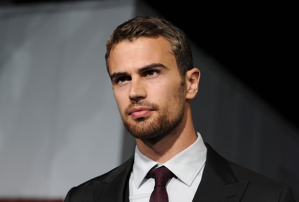 Theo James Fotoğrafı