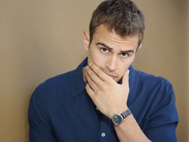 Theo James Fotoğrafı