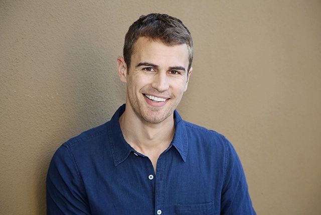 Theo James Fotoğrafı