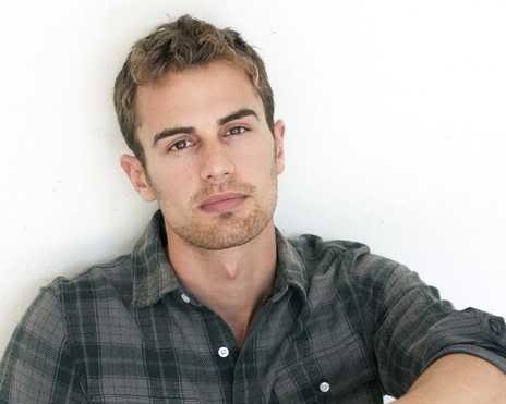 Theo James Fotoğrafı
